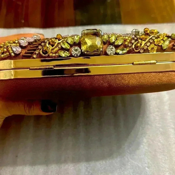 CYNTHIA BEADED EMBROIDERY CLUTCH BAG

NEW - Picture 4 of 5